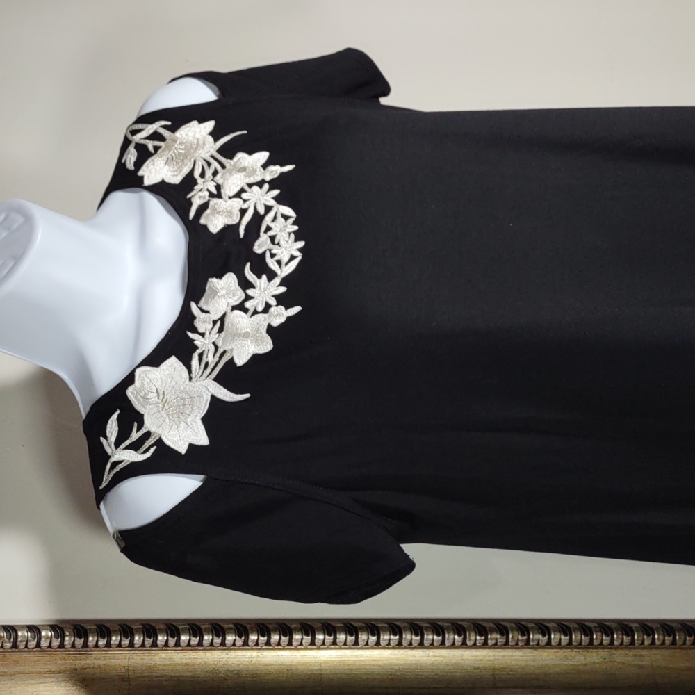 Max & Rina Cold Shoulder Tunic Top - Picture 2 of 8